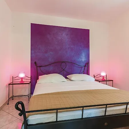 1 Bedroom Lovely In * פולה