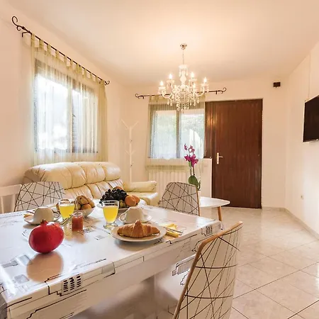 1 Bedroom Lovely In 풀라