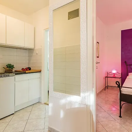 1 Bedroom Lovely In 아파트 풀라