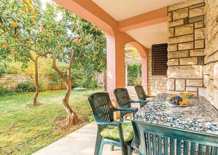 1 Bedroom Lovely In Apartment