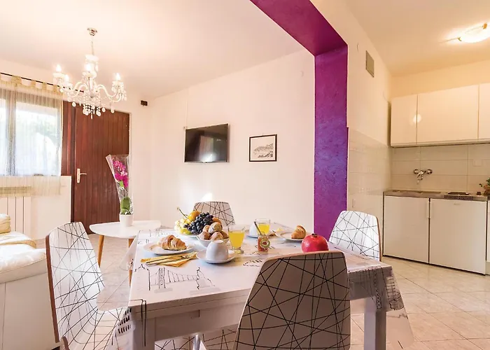 1 Bedroom Lovely In 普拉