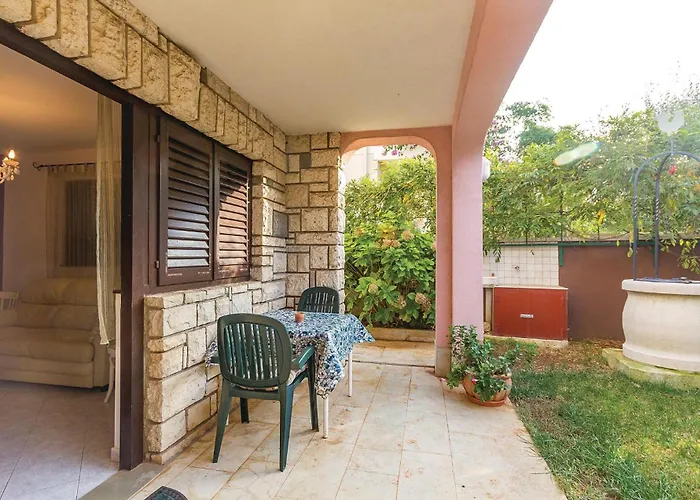 1 Bedroom Lovely In Apartment